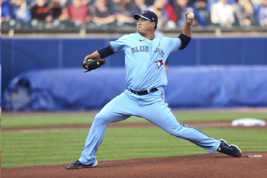 토론토 선발투수 류현진이 5일(한국시간) 미국 뉴욕주 버팔로 세일런필드에서 열린 휴스턴과 경기에서 공을 던지고 있다. 연합뉴스